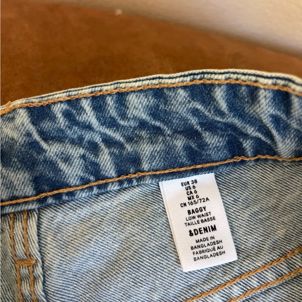 H&M Faded Blue Denim Mom Jeans - Picture 3 of 3